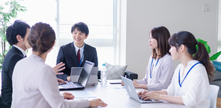 ミーティング中の社員