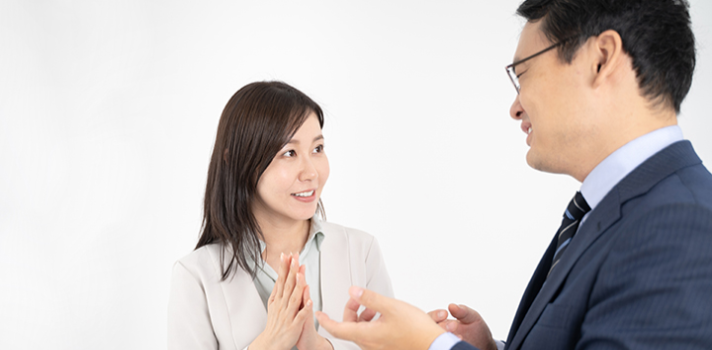 会話するビジネスマン