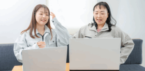 作業着姿の女子社員