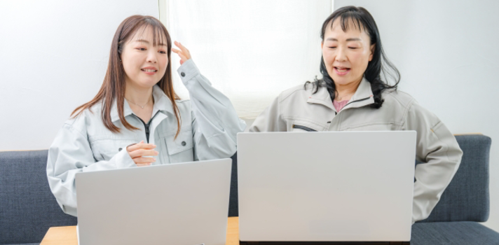 作業着姿の女子社員