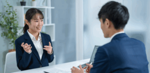 ミーティングする二人の社員