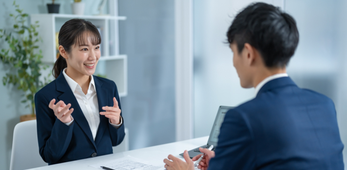 ミーティングする二人の社員