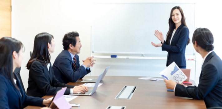 会議をする社員