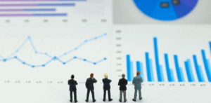 経営指標を前に考える幹部社員たち