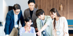 打合せする社員たち