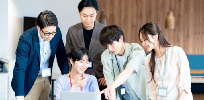 打合せする社員たち